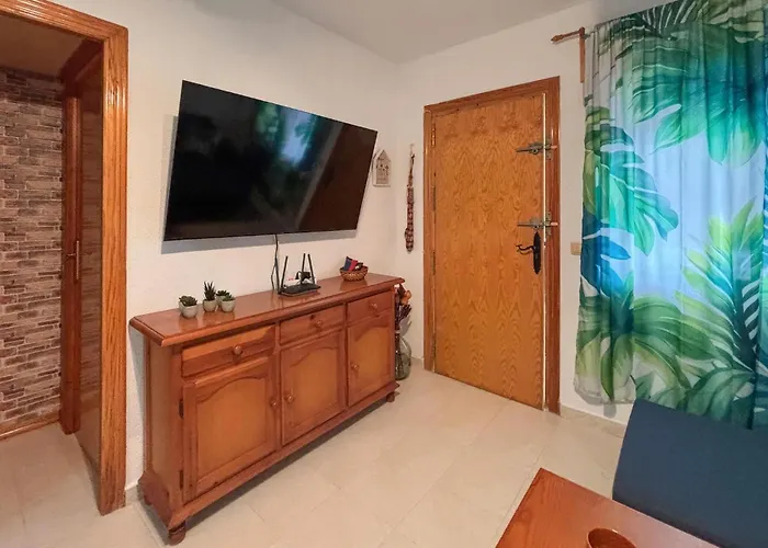 Three Bedroom Cozy In Apartment *